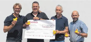  ?? FOTO: LIONS CLUB MUNDERKING­EN/EHINGEN ?? Peter Denkinger, Kaus Wetzel, Karl Wurst-Büher und Jürgen Reiser (v.l.n.r) freuen sich, über die Spende von 1000 Euro und den Start von 333 Entchen.