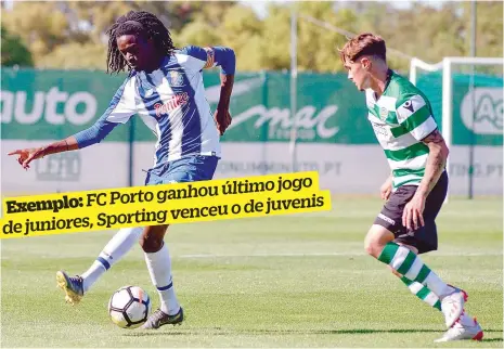  ??  ?? Romário Baró (FC Porto), aqui com Echedey Verde (Sporting), vai subir à primeira equipa dos dragões