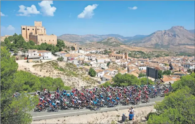  ??  ?? HERMOSO PAISAJE. El pelotón de la Vuelta a España de 2018, a su paso por el bello municipio almeriense de Vélez-Blanco.