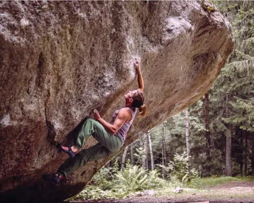  ?? ©Clément Lechaptois ?? Marine Thevenet dans l’un des blocs extrêmes qu’elle a grimpé cet été du côté de Chamonix, Stage divers (8B), ouvert par la légende Toni Lamiche.