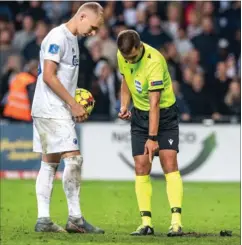  ?? FOTO: ANDERS KJÆRBYE/ RITZAU SCANPIX ?? Victor Nelsson kigger på straffespa­rkspletten sammen med dommer Gediminas Mazeika.