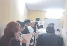  ??  ?? El Dr. Jorge Rodas en plena verificaci­ón del Hospital Bº Obrero que no debería estar habilitado para funcionar.