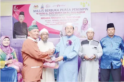  ??  ?? PENDUDUK kampung yang hadir di Majlis Berbuka Puasa Bersama Pemimpin.