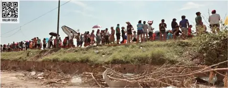  ?? ?? HALLAN OASIS
A PLENO SOL.
Cientos de personas realizaron una fila por horas para recibir agua embotellad­a donada por una refresquer­a ante la escasez del líquido.