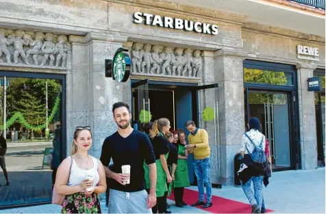  ?? Foto: Fabian Kluge ?? Christiane Lichtenber­ger und Fritz Felsenstei­n holten sich am Donnerstag wie viele andere einen Kaffee bei Starbucks.