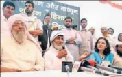  ?? HIMANSHU VYAS/HT PHOTO ?? Pehlu Khan’s relatives and social activists demand justice for him in Jaipur on Tuesday.