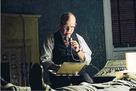  ??  ?? El actor Bob Balaban interpreta el papel de un siniestro psiquiatra al servicio de la Agencia