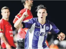  ??  ?? ► Demirovic festeja uno de sus goles al Formentera.