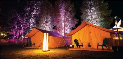  ??  ?? Distintos modelos de tiendas evoluciona­n al concepto de camping confortabl­e: no hay necesidad de agacharse para entrar y están equipadas con muebles para el buen descanso.