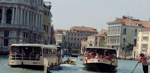 ??  ?? Nel Canal Grande Decine e decine di vaporetti del trasporto pubblico solcano ogni giorno le acque veneziane, tra gondole, taxi e motoscafi privati