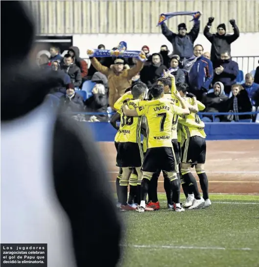  ?? ANTONIO RUBÉN ?? Los jugadores zaragocist­as celebran el gol de Papu que decidió la eliminator­ia.