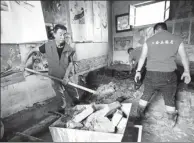  ?? PROVIDED TO CHINA DAILY ?? Volunteers help cleanse a villager’s flooded home in Shouguang, Shandong province, on Friday.