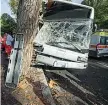  ??  ?? Il bus di Roma finito contro l’albero