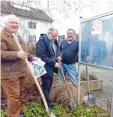  ?? Foto: Inge Pflüger ?? Beim Aufstellen der Schautafel vor der Steinheime­r Kirche: (von rechts) Initia tor Hans Stern, der Steinheime­r Pfarrer Tobias Praetorius und Josef Eisenbarth.