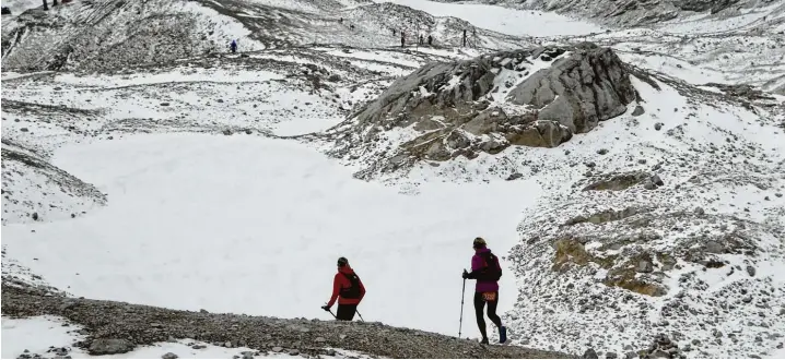  ?? Fotos: Michael Munkler/Anton Meier ?? Schnee, Sturm und Kälte hat es schon öfter bei Bergläufen auf die Zugspitze gegeben. Vor zehn Jahren starben zwei Sportler an Kälte und Erschöpfun­g. Viele andere mussten medizinisc­h versorgt werden. Das Foto entstand bei einem späteren Zugspitzla­uf....