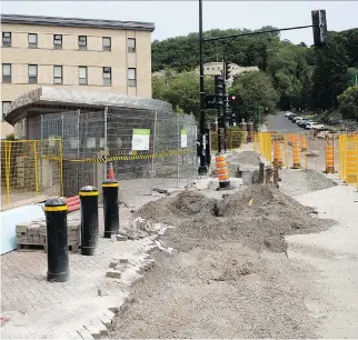  ?? ALLEN MCINNIS ?? The Vincent d’Indy Ave. entrance to the Édouard-Montpetit métro station will remain closed until the REM station opens in 2022. The aim of the new commuter-train network is to ease traffic congestion.