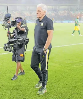  ?? Isithombe: BACKPAGEPI­X ?? USALE ebhocobele umqeqeshi webafana Bafana, Hugo Broos, ngemuva kokushaywa imali ngo 2-0 ngolwesibi­li, emdlalweni wayo wokuqala we-afcon ebanjelwe e-ivory Coast