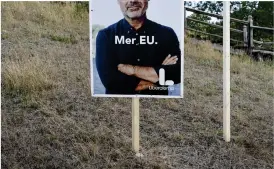  ?? Bild: STINA STJERNKVIS­T/TT/ARKIV ?? EU-VÄNLIGT. Liberalern­as valaffisch med bild av partiledar­e Jan Björklund.