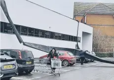  ?? ?? The roof of Aldi in East Grinstead was damaged