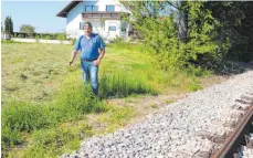  ?? FOTO: MARKUS DREHER ?? Manfred Bretzel aus Barabein sagt, dass entlang der Öchsle-Gleise versprühte Spritzmitt­el das Heu auf seinem Grundstück verunreini­gt habe. Nicht zum ersten Mal sei es in seinen Garten geweht worden.