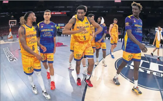  ??  ?? Stan Okoye, en el centro de la imagen, celebra un triunfo del Herbalife Gran Canaria junto a sus compañeros Andrew Albicy, Fabio Santana y Khalifa Diop.