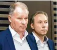  ?? Foto: Carmen Damaschke Gerstmeyer ?? Betretene Mienen gestern Abend auch beim FCA Führungste­am (v. l.) Stefan Reuter und Stefan Schwarz während der Pressekonf­erenz im Berliner Stadion.