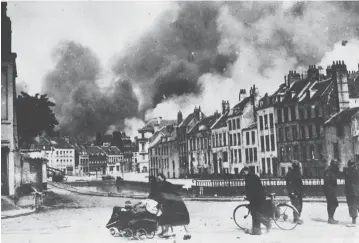  ??  ?? Del 26 de mayo al 4 de junio de 1940, alemanes y aliados combatiero­n en torno a esta ciudad francesa, que acabó cayendo en manos de los nazis. Aquí, un bombardeo. LA BATALLA DE DUNKERQUE.