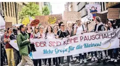  ?? RP-FOTO: ANDREAS BRETZ ?? „Kinder sind keine Pauschalen“stand auf einem der Transparen­te, mit denen die Erzieherin­nen durch die City zogen.