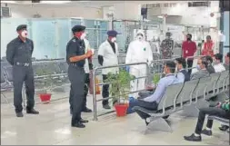  ?? HT ?? ■
Screening of passengers arriving from internatio­nal destinatio­ns underway at Lucknow’s Amausi airport.