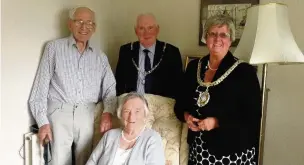  ??  ?? ●● Bollington mayor Angela Williams and her husband and consort Dai Williams visited Gina and Peter Davies for their 70th wedding anniversar­y