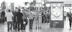  ?? Foto: Ángel García ?? Passagiere auf dem Flughafen in Alicante.