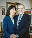  ?? Foto: Kappeler, dpa ?? Gerhard Schröder mit Ehefrau Soyeon Schröder-Kim.