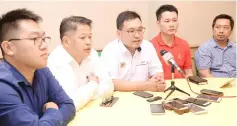  ??  ?? Chong (centre) addresses the press. From left are DAP members Peter Hee, Dr Ting, Ling and Joe Azmi.
