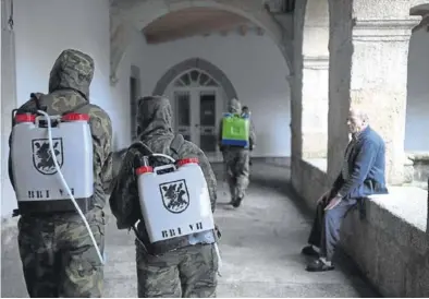  ?? EFE / BRAIS LORENZO ?? Militares de la Brilat desinfecta­n una residencia de mayores en Ribadavia (Orense), el pasado viernes.