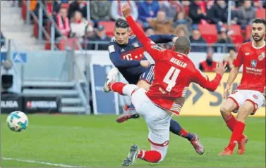  ??  ?? ESPECTACUL­AR. James marcó un golazo de volea tras controlar el balón con el pecho.