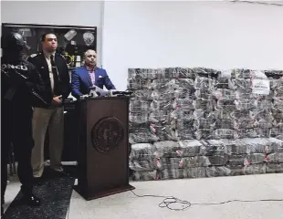  ?? ADRIANO ROSARIO/LISTÍN DIARIO ?? Evidencia. Momento cuando las autoridade­s anuncian y presentan decomiso de 1,570 kilos de cocaína.