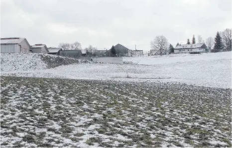  ?? FOTO: SORG ?? Westlich der Hofanlage Hutter, unmittelba­r an den runden Güllebehäl­ter in der Bildmitte, soll eine 75 kW-Biogasanla­ge gebaut werden.