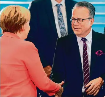  ?? Archivfoto: Wolfgang Kumm, dpa ?? Der frühere Bamf Chef Frank Jürgen Weise behauptet, mehrfach Bundeskanz­lerin Angela Merkel über die Zustände in der über forderten Nürnberger Behörde informiert zu haben.