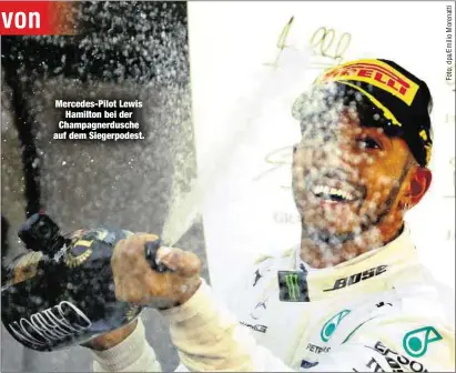  ??  ?? Mercedes-Pilot Lewis
Hamilton bei der Champagner­dusche auf dem Siegerpode­st.
