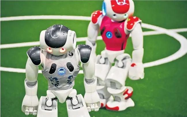  ??  ?? Wenn Roboter Fußball spielen, sind die Spielregel­n klar. Kommen Robotik und künstliche Intelligen­z im Alltag zum Einsatz, fehlt es mitunter an Reglementi­erungen.