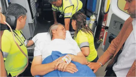  ?? EFE ?? El senador resultó con un TEC y un corte de dos a tres centímetro­s de profundiad en el abdomen tras el ataque.FOTO: