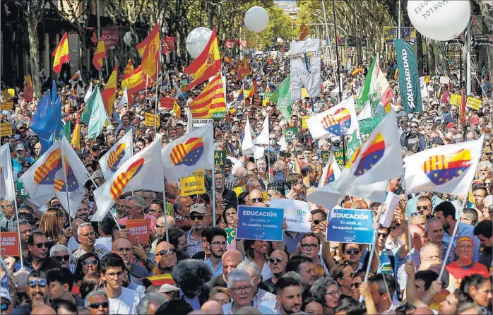  ?? ARABA PRESS ?? Miles de personas llenaron el centro de Barcelona para reclamar que el castellano sea lengua vehicular.