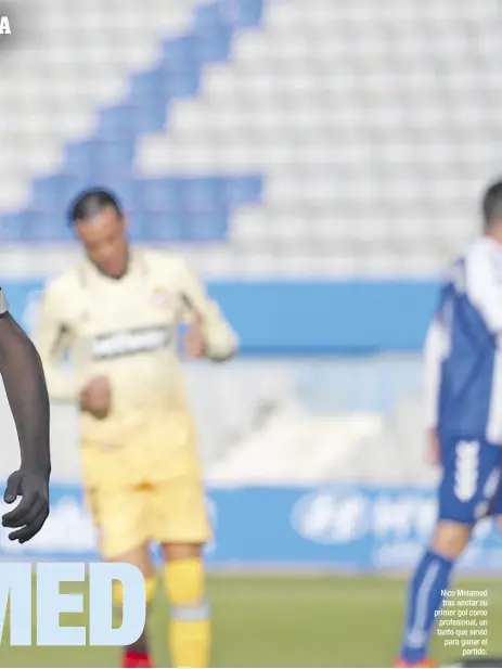  ?? Carlos mira (rcDE) ?? Nico Melamed tras anotar su primer gol como profesiona­l, un tanto que sirvió para ganar el partido.