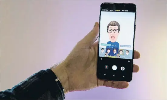  ?? CHRIS J. RATCLIFFE / BLOOMBERG ?? El nuevo Samsung Galaxy S9/S9+ puede crear un avatar animado del usuario para enviar mensajes