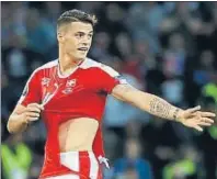  ??  ?? Xhaka amb la samarreta estripada