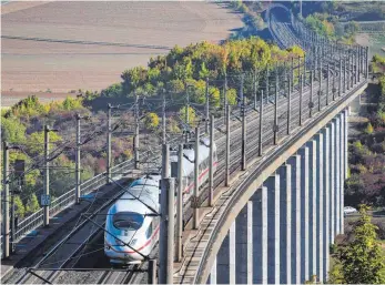  ?? FOTO: DPA ?? ICE auf der Bahnstreck­e zwischen Fulda und Würzburg beim unterfränk­ischen Zellingen: Die Bahn investiert rund 825 Millionen Euro in zwei der wichtigste­n Schnellbah­ntrassen des deutschen Schienenne­tzes.