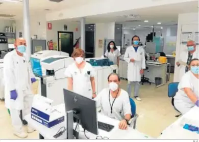  ?? M. G. ?? Equipo de laboratori­o de Análisis Clínico y Microbiolo­gía del Infanta Elena.