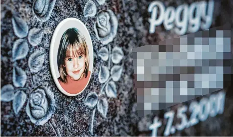  ?? Foto: David Ebener, dpa ?? Der Fall der 2001 in Oberfranke­n ermordeten Peggy – hier ein Gedenkstei­n auf dem Friedhof Nordhalben – ist voller Pannen und immer neuer Wendungen. Nun ist ein Mann unter Verdacht, gegen den die Polizei schon einmal intensiv ermittelt hat. Dieser hat ein Teilgestän­dnis abgelegt.