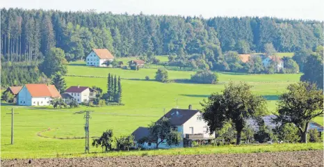  ?? FOTO: TOBIAS REHM ?? Die Struktur von Mittelbuch mit zahlreiche­n Einödhöfen – wie hier bei Bebenhaus – stellt die Stadt Ochsenhaus­en beim Breitbanda­usbau vor eine Herausford­erung. Fürs Erste wurde die Entscheidu­ng, ob und wie viel dafür investiert wird, vertagt.