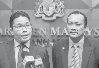  ??  ?? KESELAMATA­N: Khairul Azwan (kiri) bercakap kepada pemberita di lobi Dewan Negara semalam mengenai kekecohan yang berlaku semasa forum‘Nothing to Hide 2.0’ anjuran Armada Parti Pribumi Bersatu Malaysia (PPBM) di Shah Alam, kelmarin.